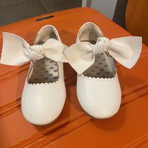 Elegant White Faux Leather Little Girls Flats with Bow